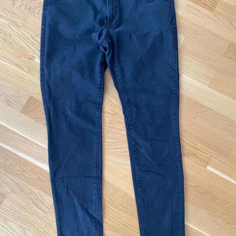 Svarta jeans modell Elma från Opus i strl 44  Mått Midjan: ca 47 cm Från grenen och ner: ca 79 cm  Material: 58% bomull, 27% polyester, 13% viskos och 2% elastan  Använda men i fint begagnat skick.  Kommer från ett djur och rökfritt hem. Jeans & Byxor.