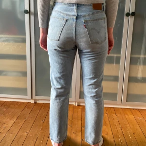 Levi’s 501 - Jeansen är i bra skick och har inga defekter. Skriv till mig om du har några frågor!