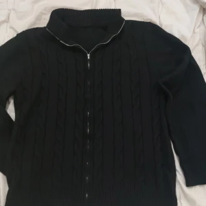 Den är jätte fin skick jag har använt 4till 5 gånger  - Den är jätte fin skick jag har använt 4till  funkar grisch stilen 100%.  5 gånger jag 10/10 funkar allt som möjligt svarta jeans till exempel jusblå vit allt möjligt den är liten på mig jag skulle inte sälja den men den är liten 