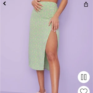 Midikjol  - Så fin midikjol från Nelly med blommigt mönster. Kjolen har en slits i sidan och är i storlek 36🤍 Behövs styrkas innan användning!