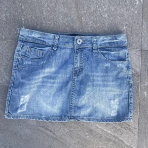 Lågmidjad jeanskjol - Säljer denna jättefina lågmidjade jeanskjolen med fin brodering på baksidan💞I väldigt bra skick🫶