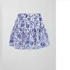 En volang  kjol men blåa mönster som är i bra skick och använd bara  ett fåtal gånger