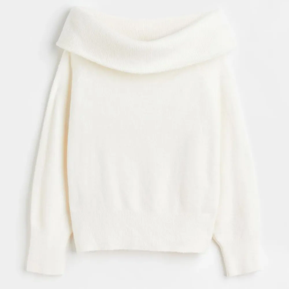 Säljer denna fina vita of shoulder tröjan från Hm. Lite nopprig men annars som ny. Nypris : 250kr. Tröjor & Koftor.