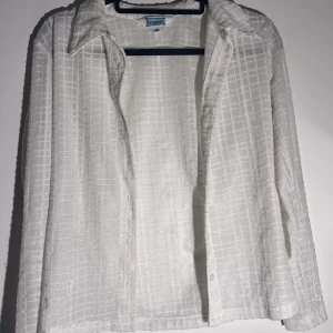 Vit skjorta - - rutigt mönster - lite genomskinlig - bra skick - använd 