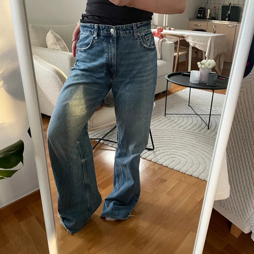 Super trendiga jeans från Zara som tyvärr är för stora för mig! Jag är 163 cm lång och dom är för långa för mig! Skriv vid frågor! . Jeans & Byxor.