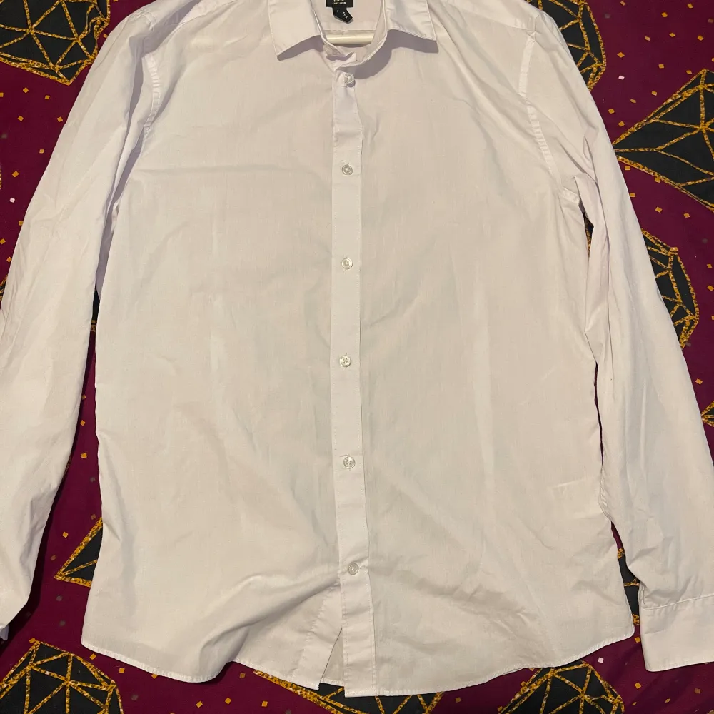 En vit h&m skjorta i storlek L. Har endast använt ett par gånger. . Skjortor.
