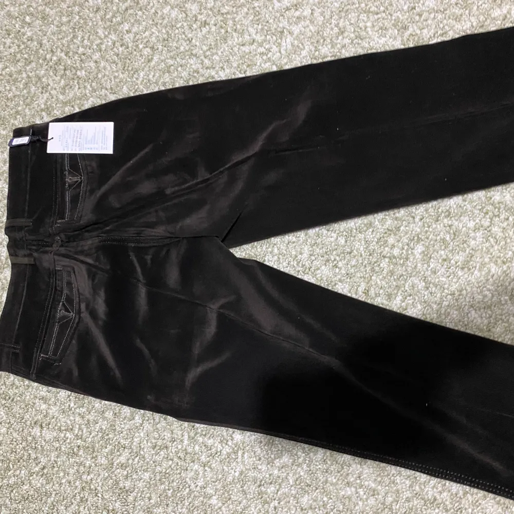 Säljet ett helt nya sammet byxor i färgen mörk brun  storlek 32/32. Jeans & Byxor.