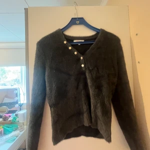 Tröja från Morgan de toi - Tröja från Morgan de toi💕 spanskt märke och köpt för ungefär 600kr❤️ säljes för 300kr och använt fåtal ggr💕 fluffigt material. 