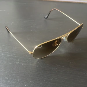 RayBan - Aviator - Ray-Ban glasögon, köpta några år sedan. Knappt använda och är i väldigt bra skick. Original- skal och tillbehör ingår.