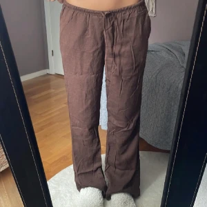 Bruna Linnebyxor - Säljer mina bruna linnebyxor perfekta nu i för sommaren☺️ (bilden är lånad)