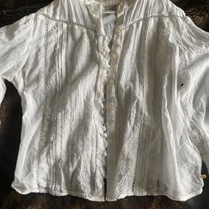 Vit blus - Supersöt vit blus perfekt till sommaren, nyskick ändast använd fåtal ggr, nypris var ca 1000 kr❤️