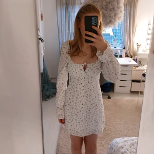 Sommar klänning - Säljer min super söta klänning. Fint skick och sparsamt andvänd. Skriv vid fler frågor!💕