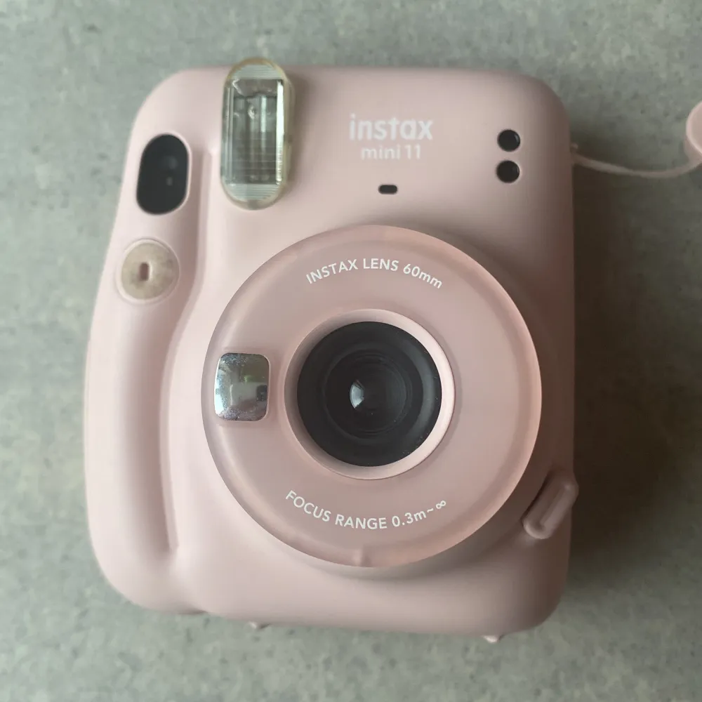 En rosa kamera som skriver ut foton,använd ett fåtal gånger och i kameran ingår 9 stycken fotopapper! Om du vill köpa till finns det att köpa på clas Ohlson. Kameran har ett värde runt 800 kr.. Övrigt.
