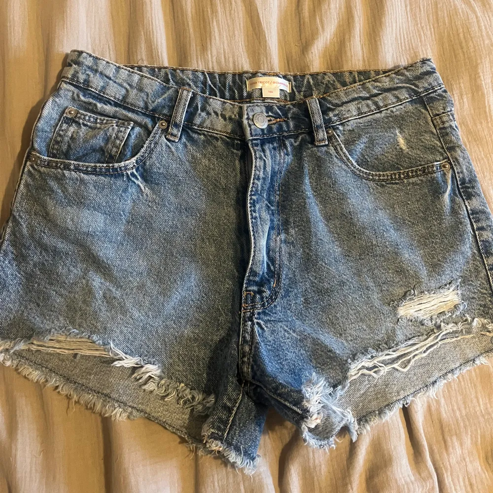Säljer dessa jättefina jeans shortsen! Säljer för de va förstora i midjan och kan inte lämna tillbaka. De är i st 164 men sitter som en Xs/S. Shorts.