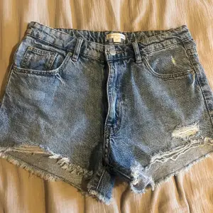 Säljer dessa jättefina jeans shortsen! Säljer för de va förstora i midjan och kan inte lämna tillbaka. De är i st 164 men sitter som en Xs/S