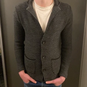 Grå Cardigan - Säljer nu denna asfeta Cardigan i ett gott skick! Storleken är XS men kan passa S med! Nypris ligger på ca 899kr❌ säljer nu för endast 249kr✅Hör av dig vid minsta lilla fundering!! 😊✅