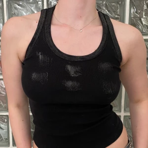  Svart linne  -  Detta otroliga svarta linne med målade detaljer is FIRE🔥Så snyggt och inte lika basic pga detaljerna 🥰 Strl S men passar xs! 