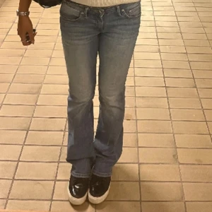 Low weist jeans/bootcut / hm - (Föra ägarens bilder) Hej! Säljer dessa supper snygga jeans! 🤗 tyvärr så passar dem inte på mig i längden därför säljer jag dem! 