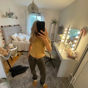 Lågmidjade jeans 🥰 - Snygga lågmidjade jeans i fint skick 🫶skriv för fler bilder 💗
