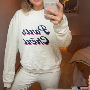Vit sweatshirt  - Jättesöt vit sweatshirt perfekt nu till våren och sena sommarkvällar!!