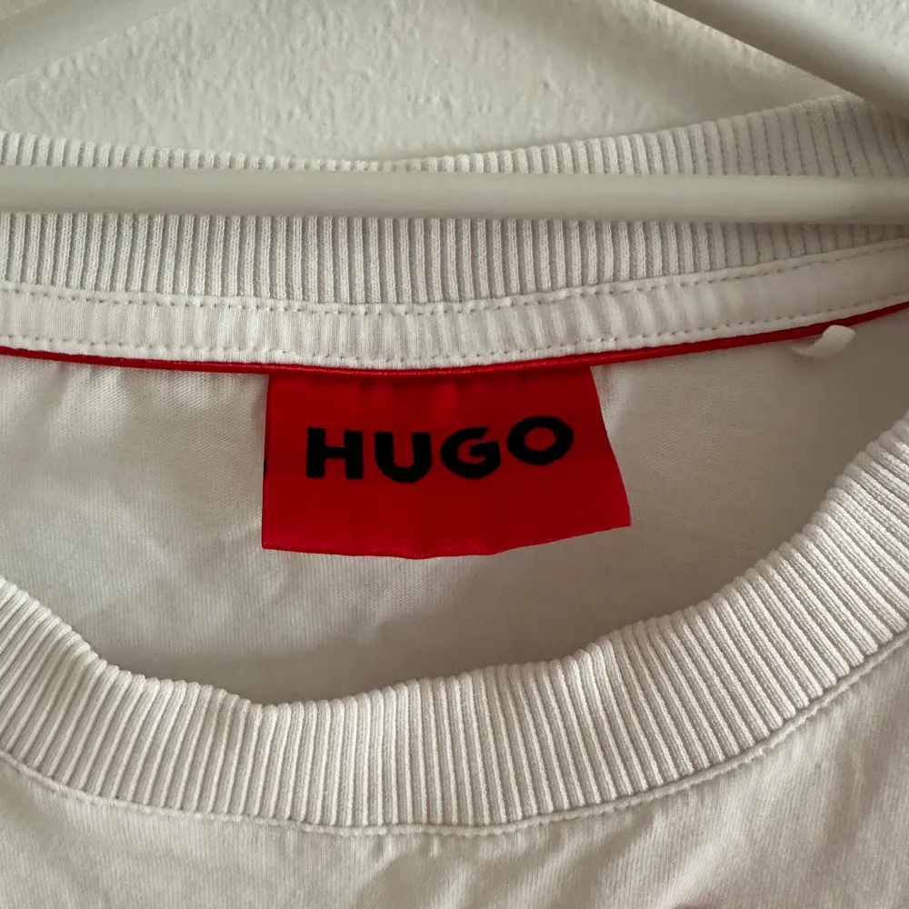 Hugo Print T-shirt som är i ett väldigt fint skick med inga defekter på tröjan. Den är i storlek S. Tröjan är väldigt snygg och unik som inte går att köpa längre. Köptes förra året för 900kr. Skicket är 9/10. Perfekt nu inför sommarvärmen.. T-shirts.