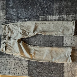 Hope jeans - Hope jeans grå Slitna längst ner annars bra skick 