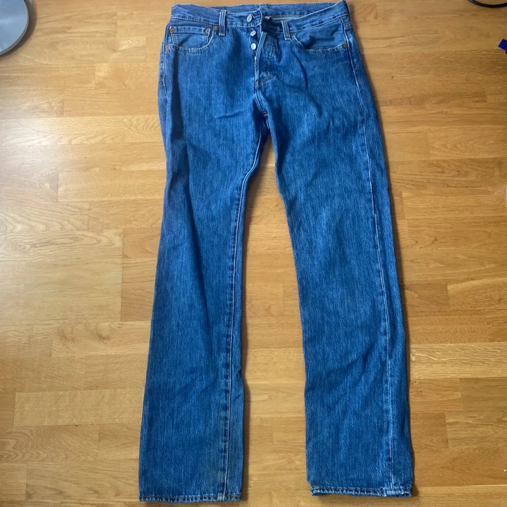 Levis 501 blå knappt andvända original pris  1100. Jeans & Byxor.