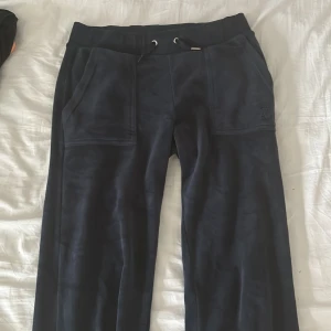 Juicy byxor - Super fina juicy couture byxor💕använda och den enda slitningen är ena snöret (3 bilden)