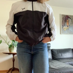 Puma sportjacka  - Säljer en jättefin sportjacka från Puma då den inte kommer till användning! Sitter bra på mig som är 174cm lång! Skriv om du har frågor✨
