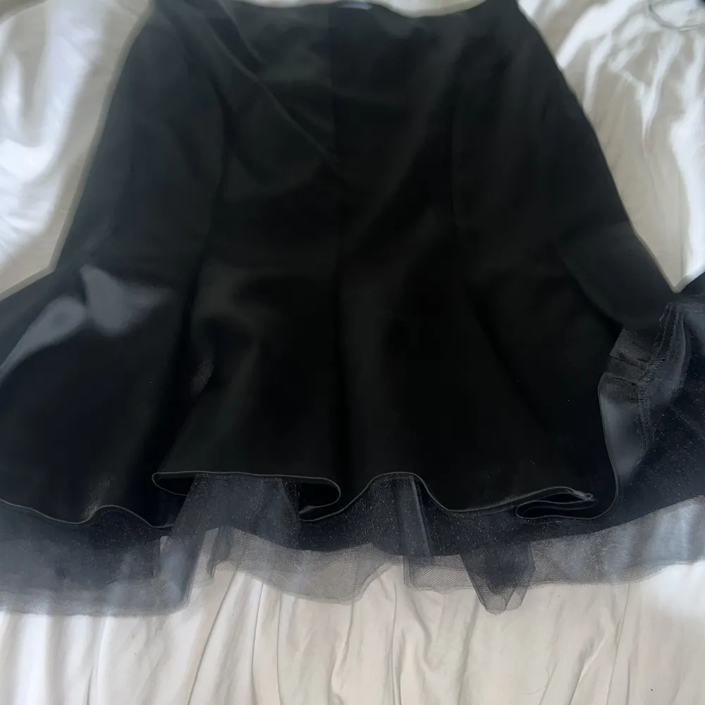 Minidress oanvänd kan nog andvändad som kjol också stl 36 med mesh. Klänningar.