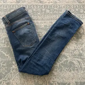 Snygga Nudie jeans co byxor i modellen Lean Dean Trubbled Sea. Oanvända herrjeans utan defekter för bra pris (nypris: 1600kr). Säljer dessa åt en familjemedlem 😇 St W30 L32