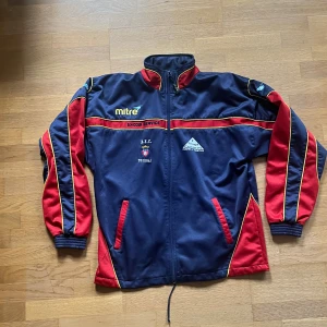 Streetwear tröja - Vet inte vad en sånhär tröja heter men den har lite fotboll/Racing vibe. 