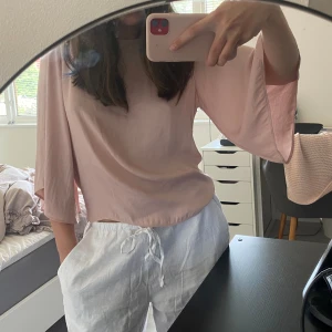 Blus - Super gullig ljusrosa blus, som är öppen i ryggen💗 
