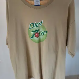 Thrift shoppad i LA XL så ganska stor i passformen:) Köparen står för frakt!