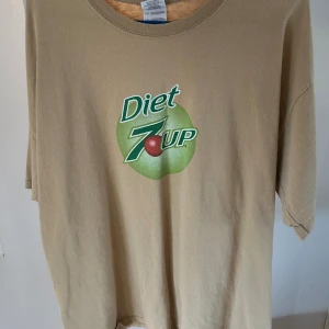 7up T-shirt - Thrift shoppad i LA XL så ganska stor i passformen:) Köparen står för frakt!