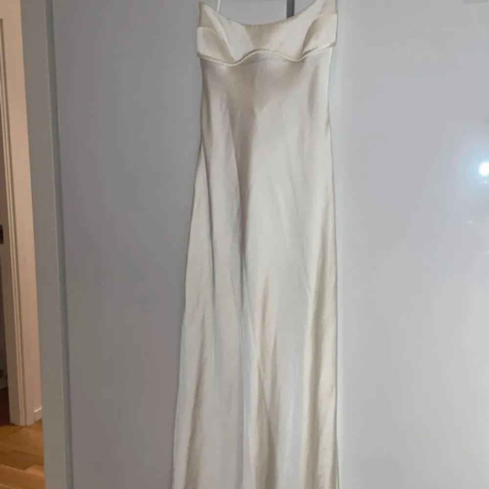 Så snygg vit viral klänning från zara som tyvärr inte säljs längre, endast använd en gång, perfekt till studenten 💕(1a och 3e bilden är lånade) köp för 400 vid snabb affär 💕🔥. Klänningar.