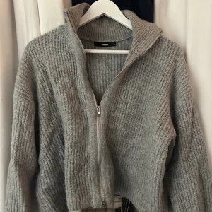 Kofta  - God skick, andvänd 3 gånger sedan tvättades den då den blev lite för liten för mig så den är just nu i storlek M istället för L, odirnare pris är 350 