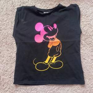 Svart T-shirt med korta armar och Mickey Mouse på🐭 Den har bara använts ett fåtal gånger och är i bra skick🌸
