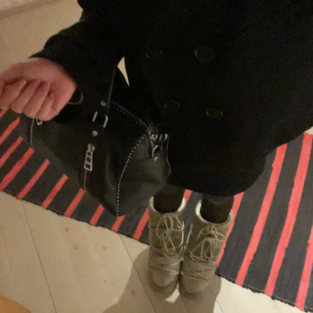 Säljer mina moonboots. Perfekt till vintern. Säljer då jag rensar och skall säsonga i ett tropiskt land i vinter så behöver inte längre. . Skor.