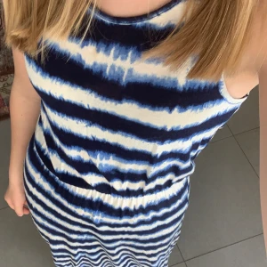 Jättefin långklänning  - Supersnygg långklänning som passar perfekt nu till sommaren! Skönt och luftigt material. Det är ett litet resår i midjan som ger en fin passform. Det är storlek EUR 152 så jag skulle säga att den passar storlek S. Skriv om du har några frågor☺️🌸☀️