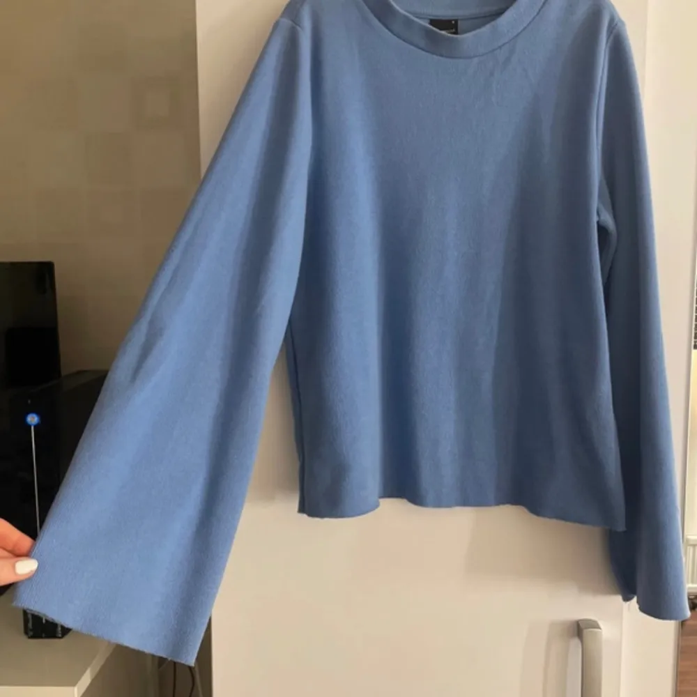 Blå tröja från Gina tricot med utsvängda ärmar. Inga skavanker. Tröjor & Koftor.