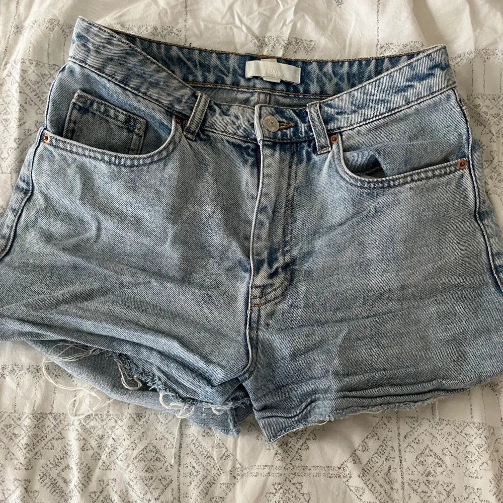 Ljusblå jeansshorts från hm. De har inga defekter och är i fint skick! Säljer för att de är lite stora på mig.. Shorts.