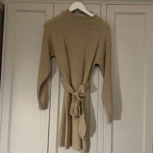 ✨Klänning✨ - Stickad klänning, använt en gång! Perfekt för en sommarkväll eller på hösten.  