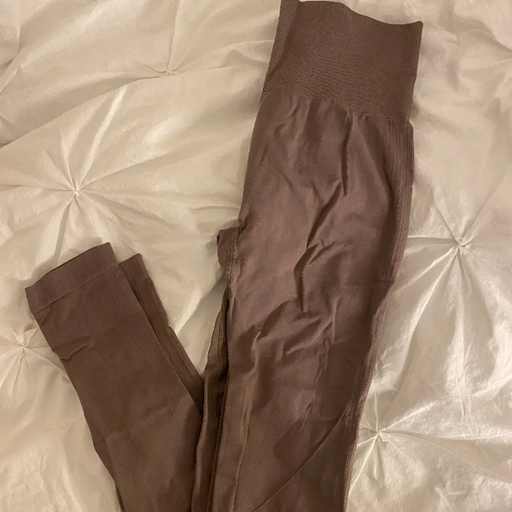 Säljer ett par helt oanvända jätte fina bruna tights från röhnisch, storleken är xs-s skulle säga att de även passar en m då de är väldigt stretchiga! Säljer för 200kr🥰. Jeans & Byxor.