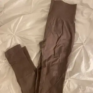 Säljer ett par helt oanvända jätte fina bruna tights från röhnisch, storleken är xs-s skulle säga att de även passar en m då de är väldigt stretchiga! Säljer för 200kr🥰