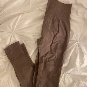Tights från röhnisch - Säljer ett par helt oanvända jätte fina bruna tights från röhnisch, storleken är xs-s skulle säga att de även passar en m då de är väldigt stretchiga! Säljer för 200kr🥰