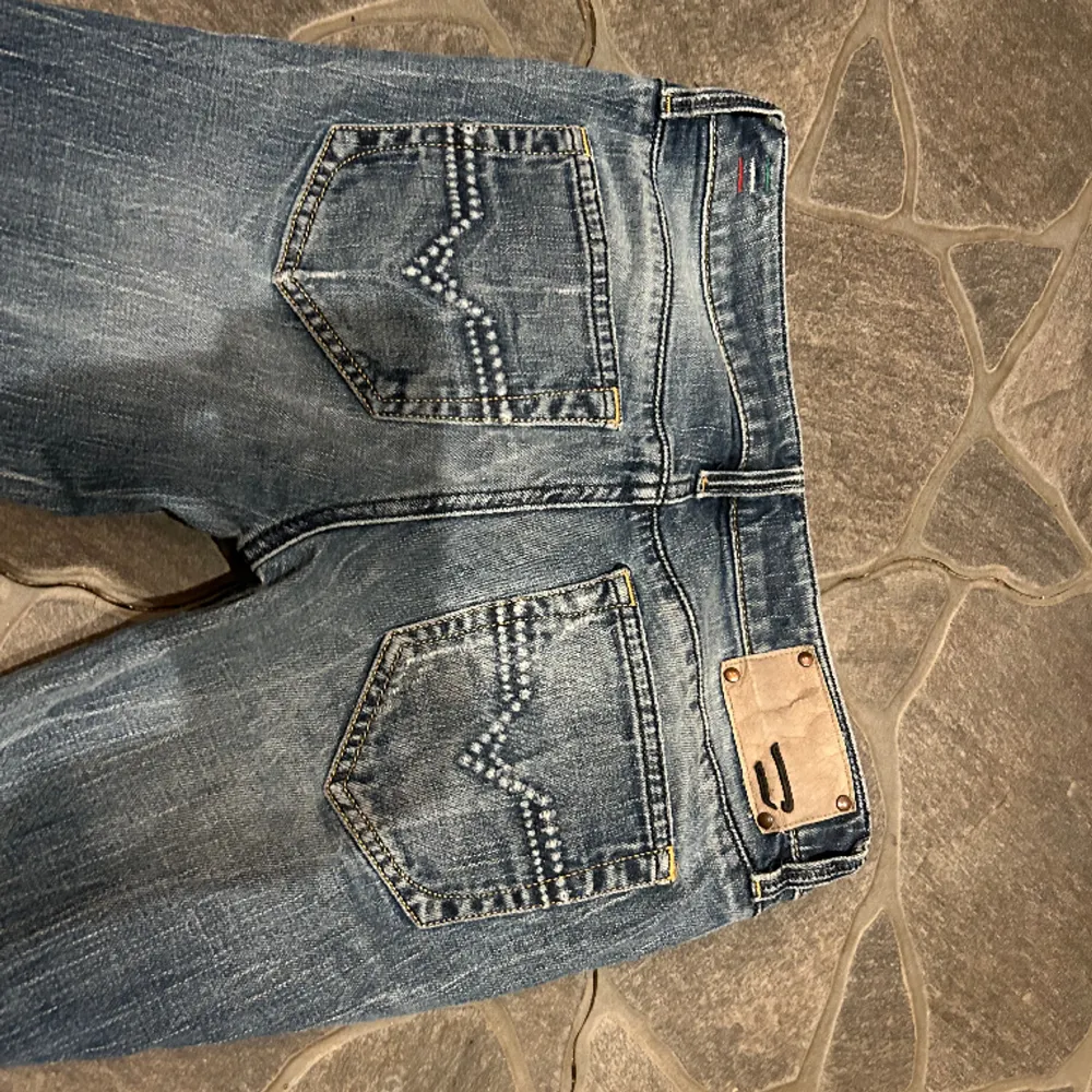 säljer dessa snygga jeansen, dem är i modellen straight men upplever att dem är lite taightare vid vaderna💕 midjemått 38, kan ej visa bilder på då dem är försmå🧚🏼‍♀️. Jeans & Byxor.
