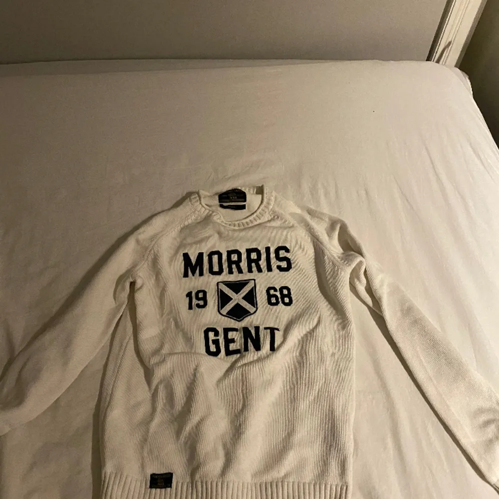 Morris sweatshirt som är för liten,bra skick,det är storlek xs men passar s. Tröjor & Koftor.