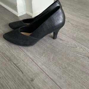 Svarta pumps - Svarta pumps strl 37 använda 1 gång 