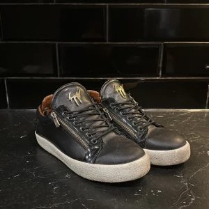 Giuseppe zanotti - Dags att sälja mina otroligt fina giuseppe zanotti. De är i använt skick så lite defekter här och där men inte många som märker det. De är lite stora i storleken. Kontakta för mer info😊